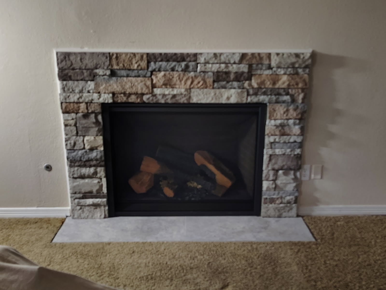 Stone veneer gas fireplace with stone hearth completed in Spring, TX